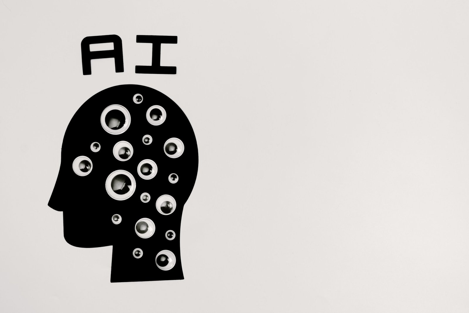Creador de contenido utilizando herramientas de inteligencia artificial en su computadora